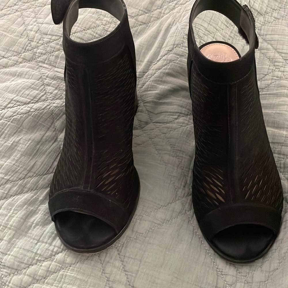 Vince Camuto size 8 black open toe shoe